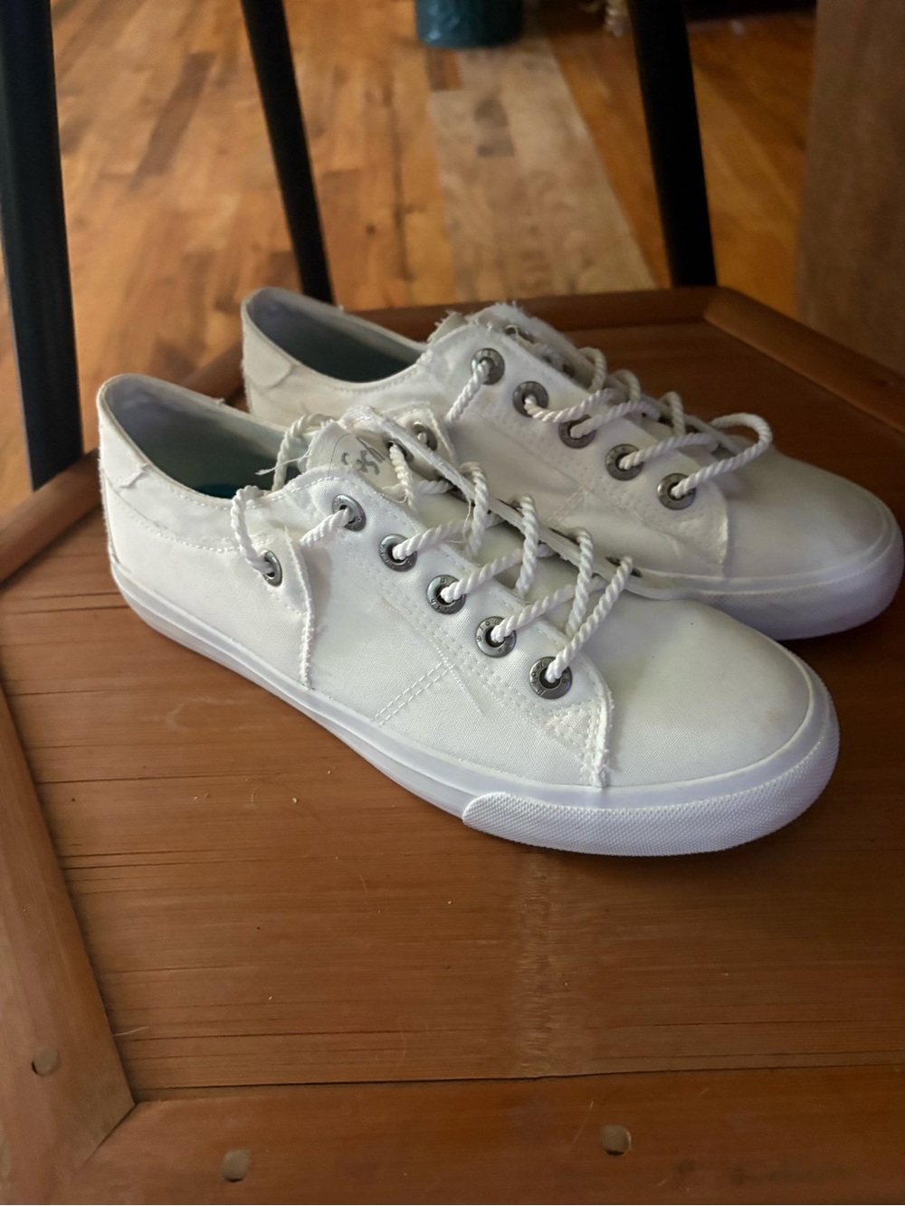Blowfish Malibu white canvas sneakers rope laces,frayed detail casual beach nwot